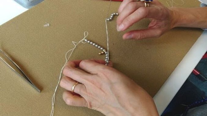 Création de bijoux sur fil de soie : technique d'enfilage de perles
