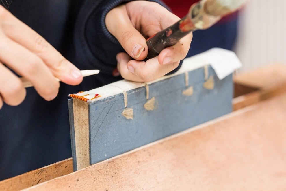 atelier-reliure-artisanale-outils-traditionnels atelier-reliure-artisanale-outils-traditionnels