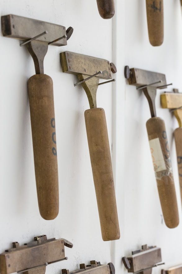 atelier-reliure-dorure-artisanale-outils-traditionnels atelier-reliure-dorure-artisanale-outils-traditionnels