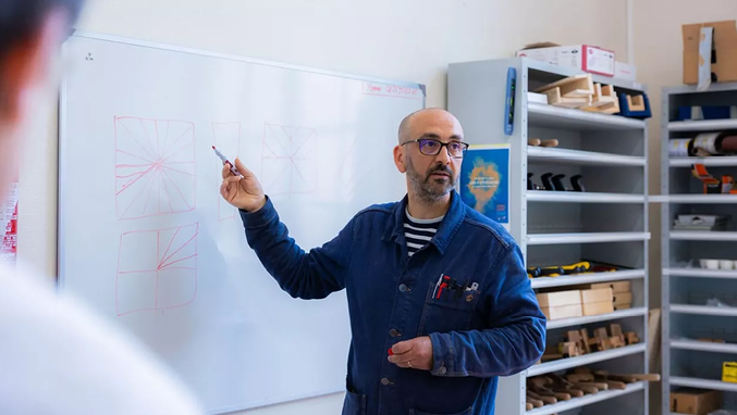 Yoann Courant, ancien ingénieur chez Thales, devenu ébéniste après une formation au GRETA CDMA Yoann Courant, ancien ingénieur chez Thales, devenu ébéniste après une formation au GRETA CDMA